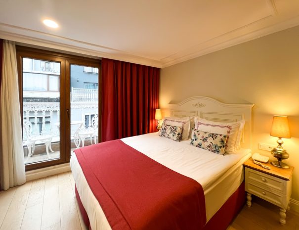 Amofta-Deluxe-Double-Room-01-02