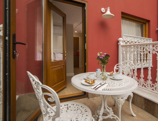 Amofta-Deluxe-Double-Room-01-04